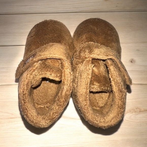 The UGG™ Kids Bixbee booties. - Picture 2 of 7